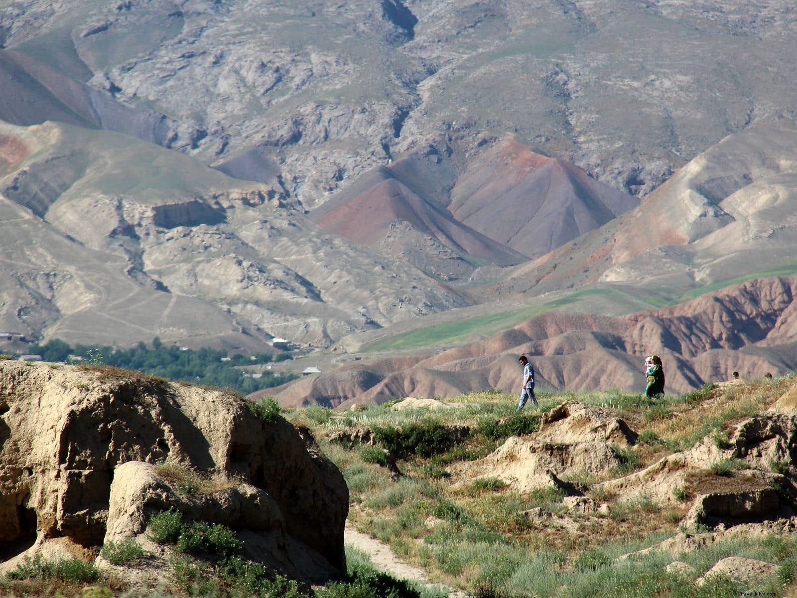 山頂とホームステイ：タジキスタンの雄大なファン山地の写真 