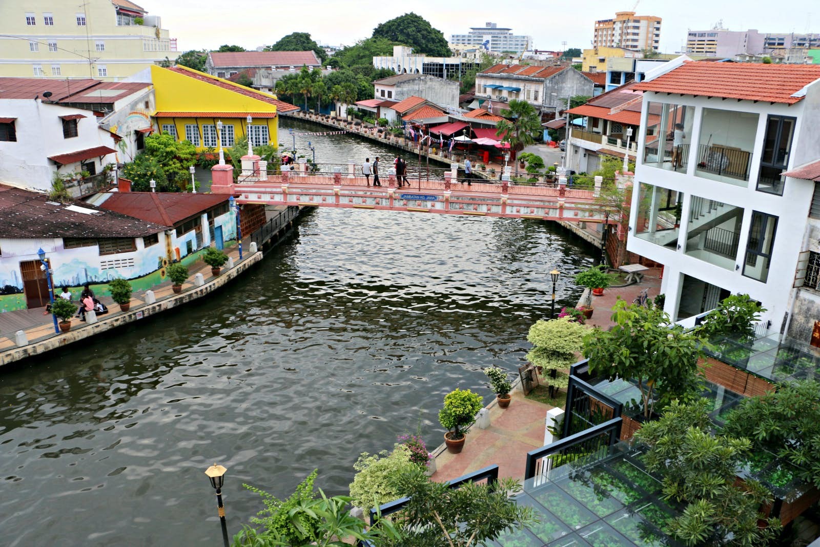 Menjelajahi tepi sungai yang telah diregenerasi di Kota Melaka 