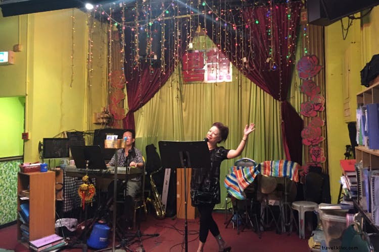 Secret Hong Kong :salons à chanter et monastères modernes 