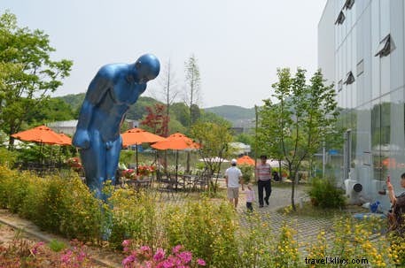 韓国の芸術家の村で芸術を戦争ではなくする 