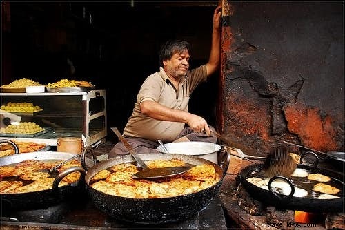 インドの屋台の食べ物を安全に食べる方法 