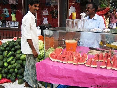 Comment manger de la nourriture de rue indienne en toute sécurité 