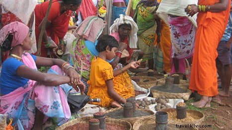Pasar desa India dengan sentuhan kesukuan 