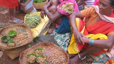 部族のひねりを加えたインドの村の市場 