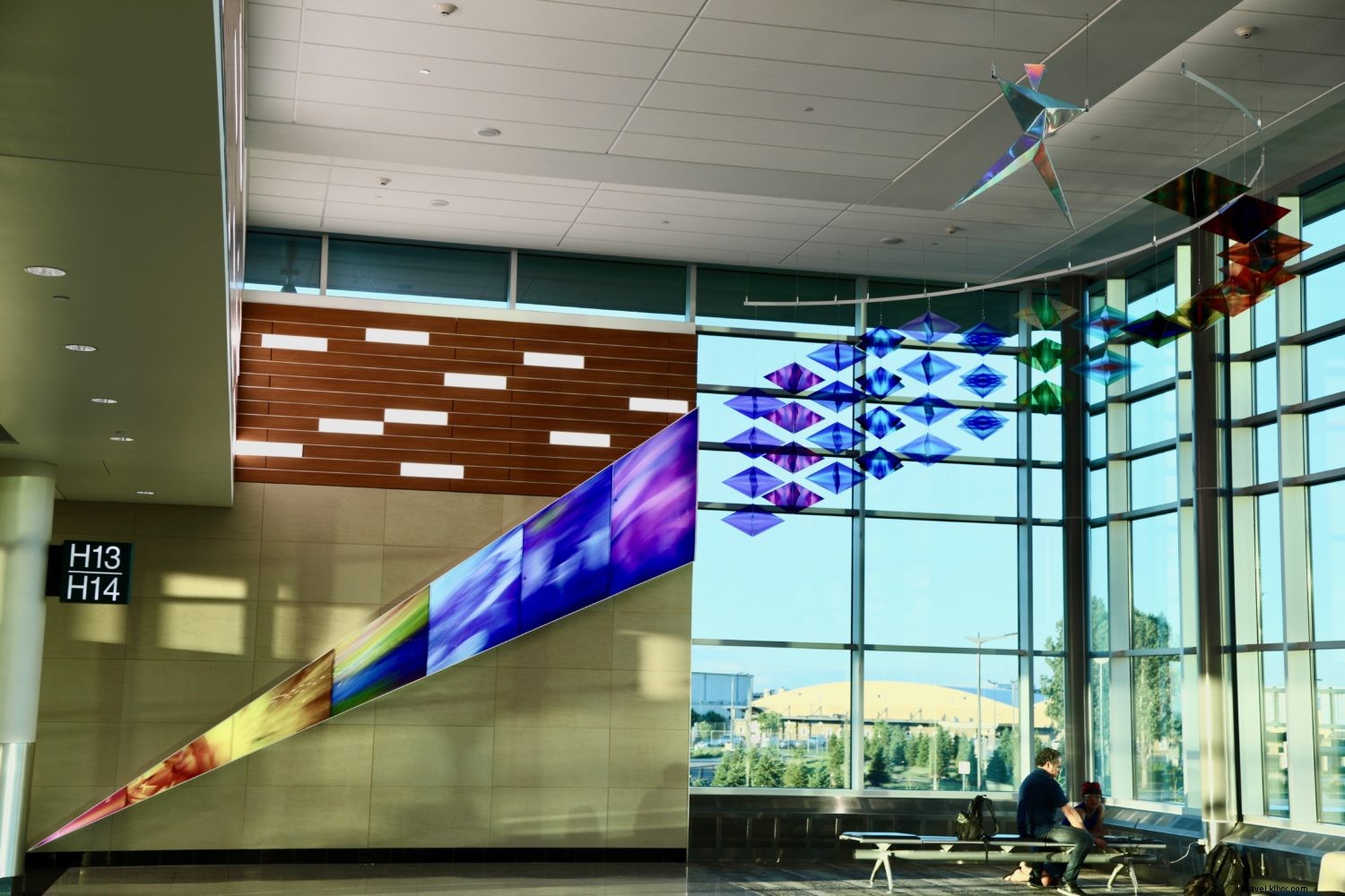 ターミナル2のアートチャーム：PhilipNoyedの幾何学的なイルミネーション 