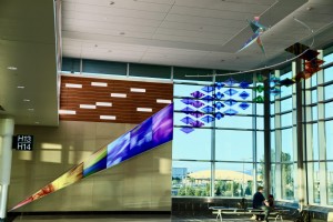 Art Charms in Terminal 2 :les illuminations géométriques de Philip Noyed 