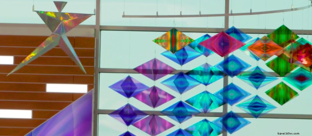 Encantos de arte en la Terminal 2:Iluminaciones geométricas de Philip Noyed 