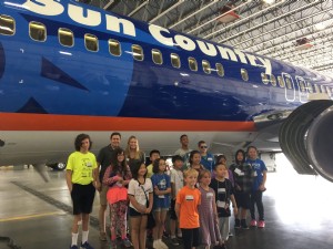 Amor por la aviación:los estudiantes locales recorren el hangar de Sun Country 