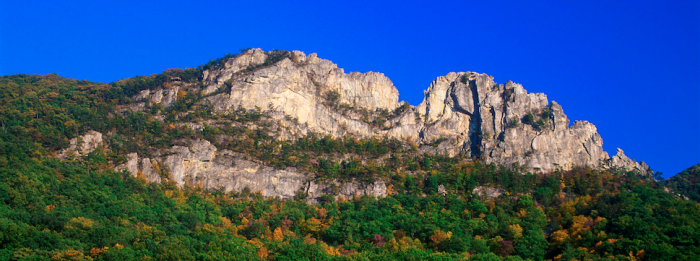 Explore novas alturas:alcançando o pico das rochas de Seneca 