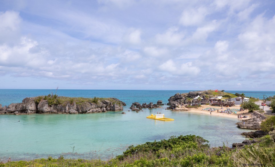 Beach Bliss:Pantai Bermuda dengan Fasilitas 