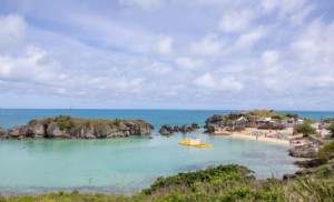 Beach Bliss:Pantai Bermuda dengan Fasilitas 