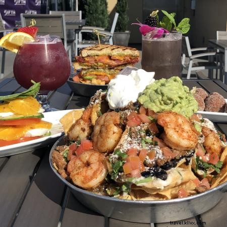 Dónde comer en Anaheim:el QUINTO restaurante y bar en la azotea 