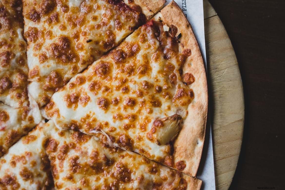 Coge una rebanada de esta pizza rellena de ajo 