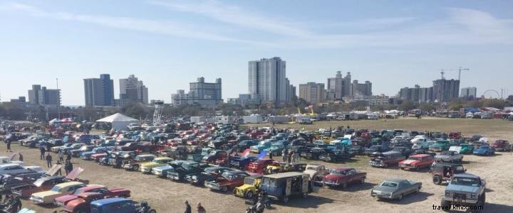 La plage accueille la 32e édition du salon de l automobile Run to the Sun 