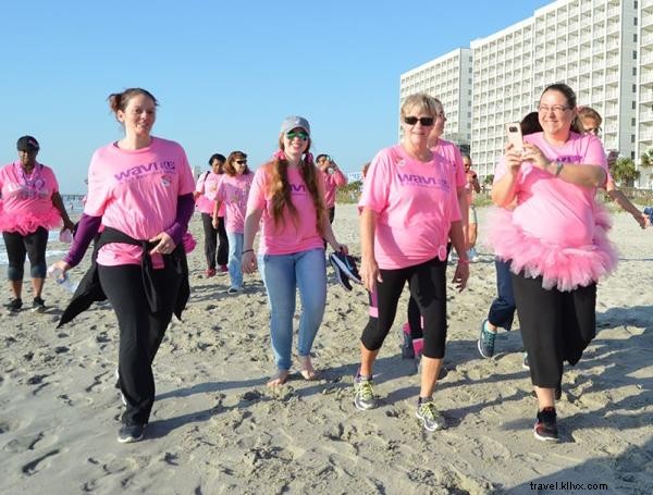 Caminhando na praia do câncer de mama e dia de diversão para a família em 19 de outubro 