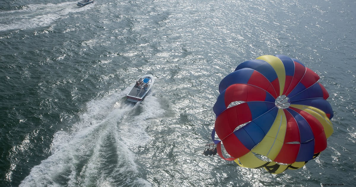 ¡Disfruta de la diversión de alto vuelo con una aventura en parasailing! 
