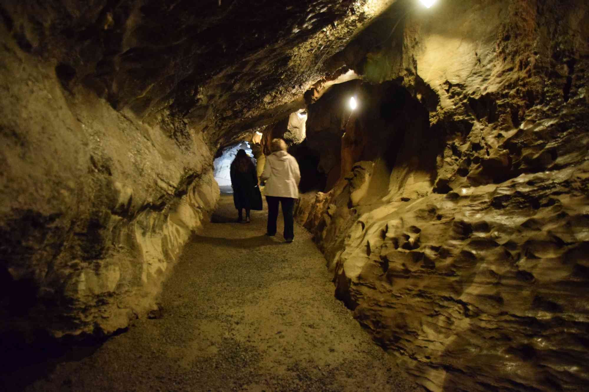 今年は洞窟を見学して、洞窟とカルストの年を祝います。 