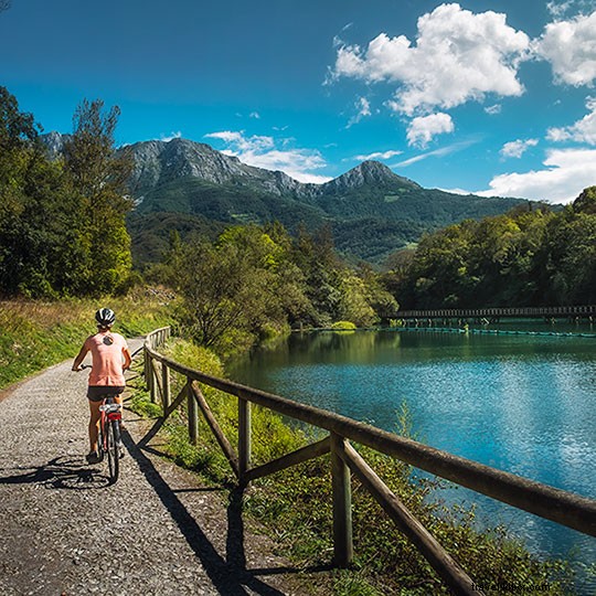 Rute sepeda dekat sungai di Asturias 