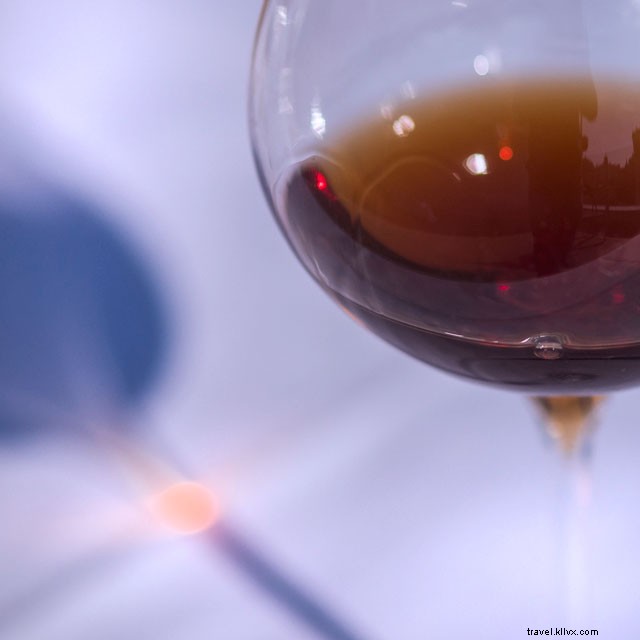 Mencicipi anggur di kilang anggur Costa Blanca 