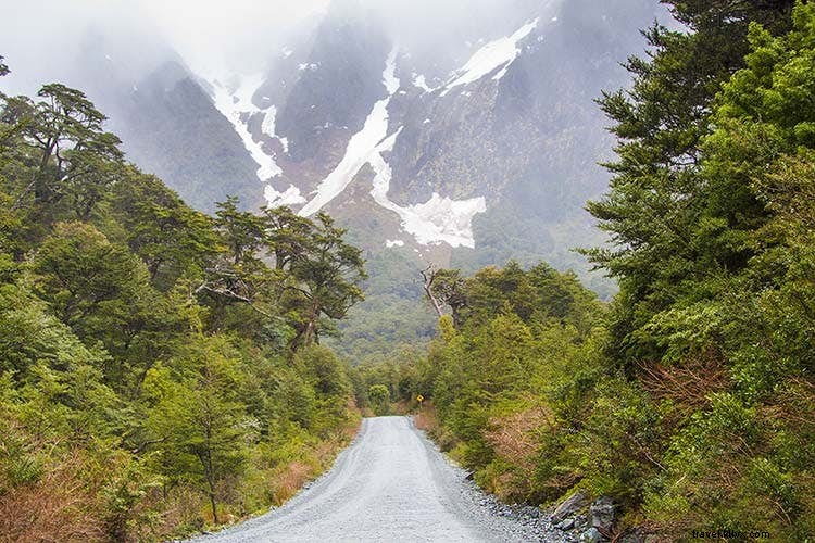 Guidare attraverso la natura selvaggia sulla Carretera Austral . in Cile 