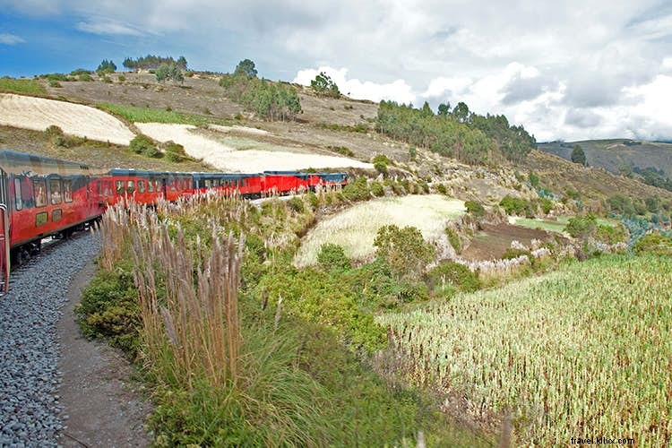 In sella alla  ferrovia nel cielo  dell Ecuador con stile 