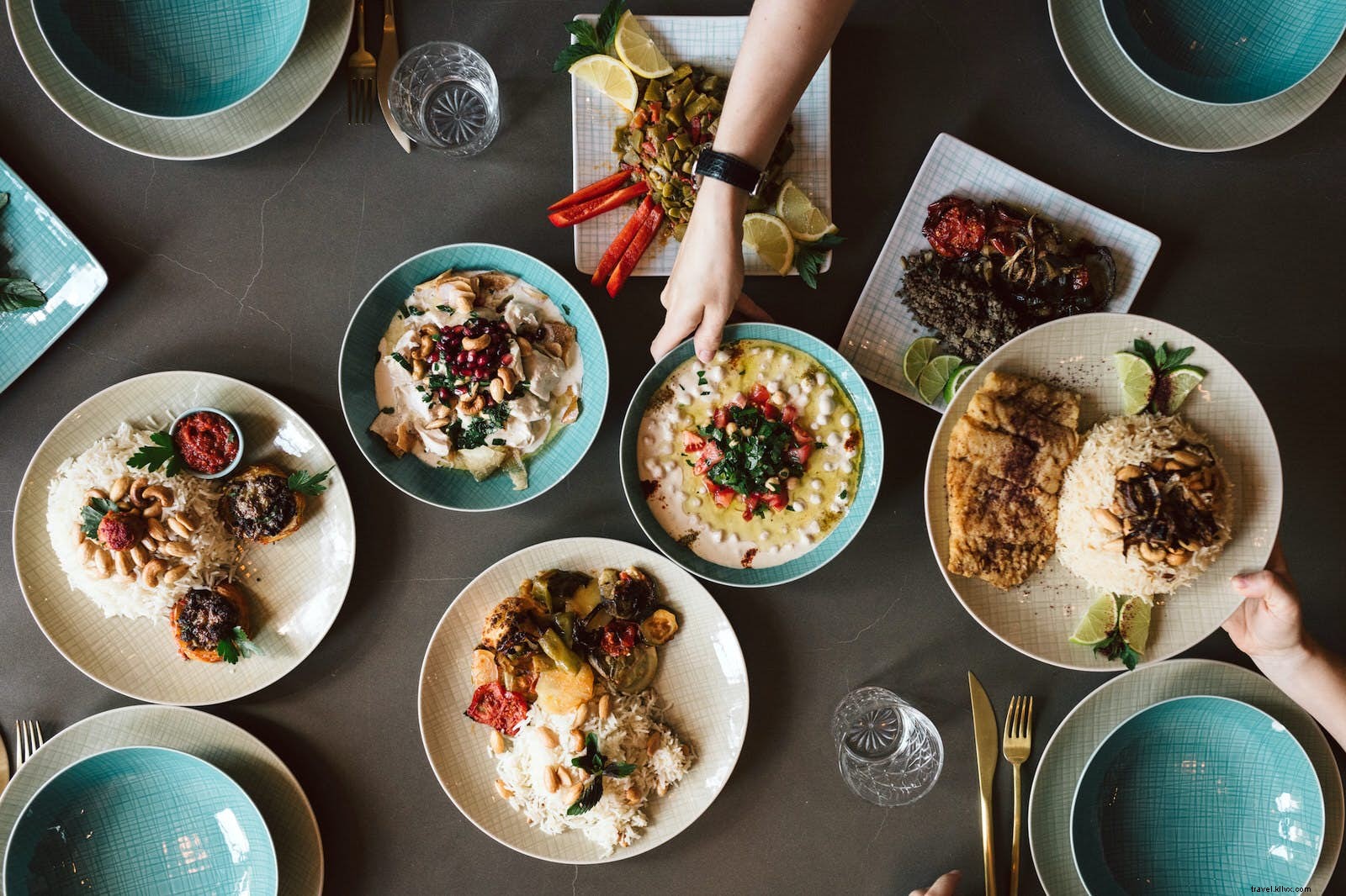 Bien manger, faire le bien :10 restaurants qui améliorent la vie des réfugiés 