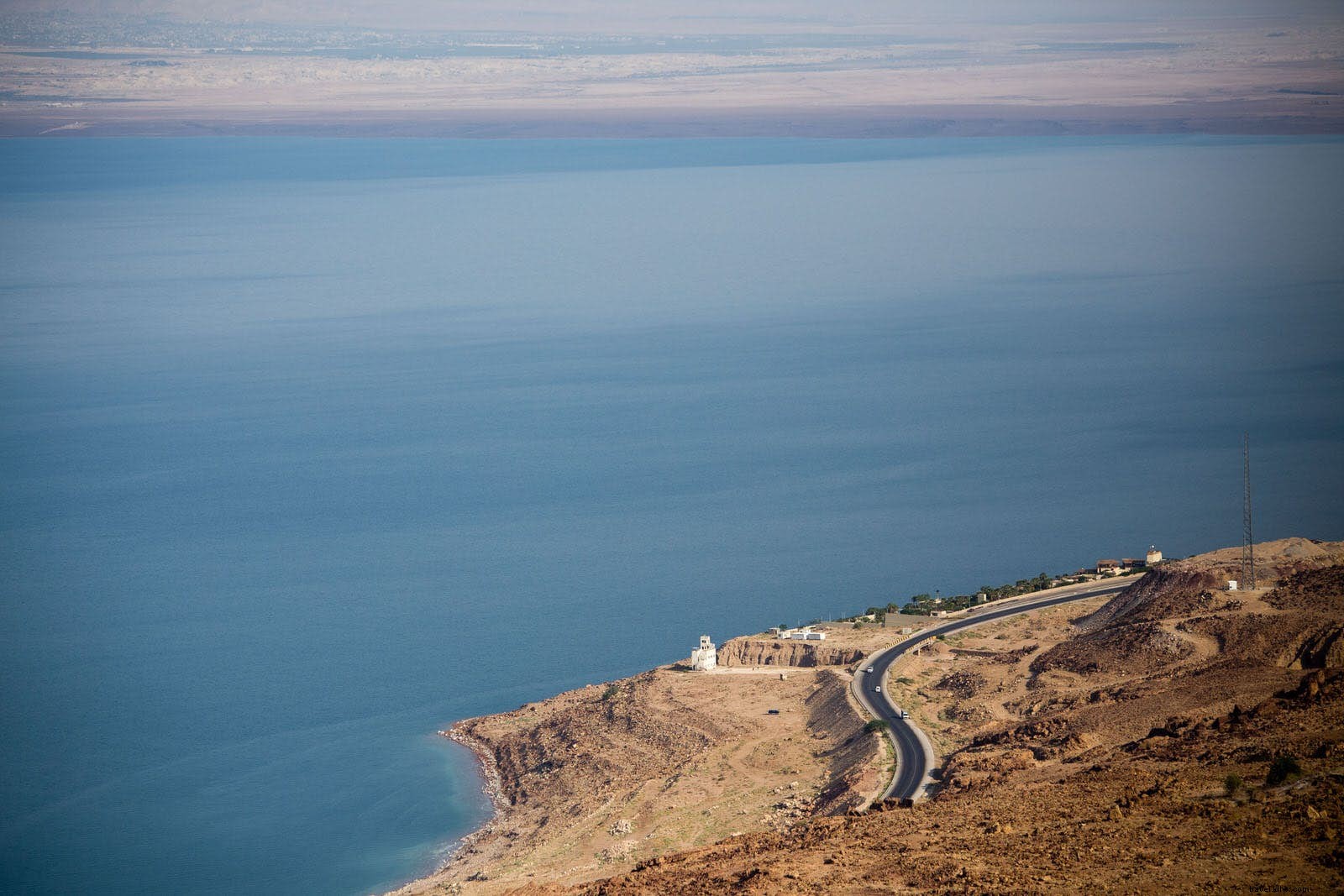 ヨルダンの死海沿岸でのハイキングワジと滝 