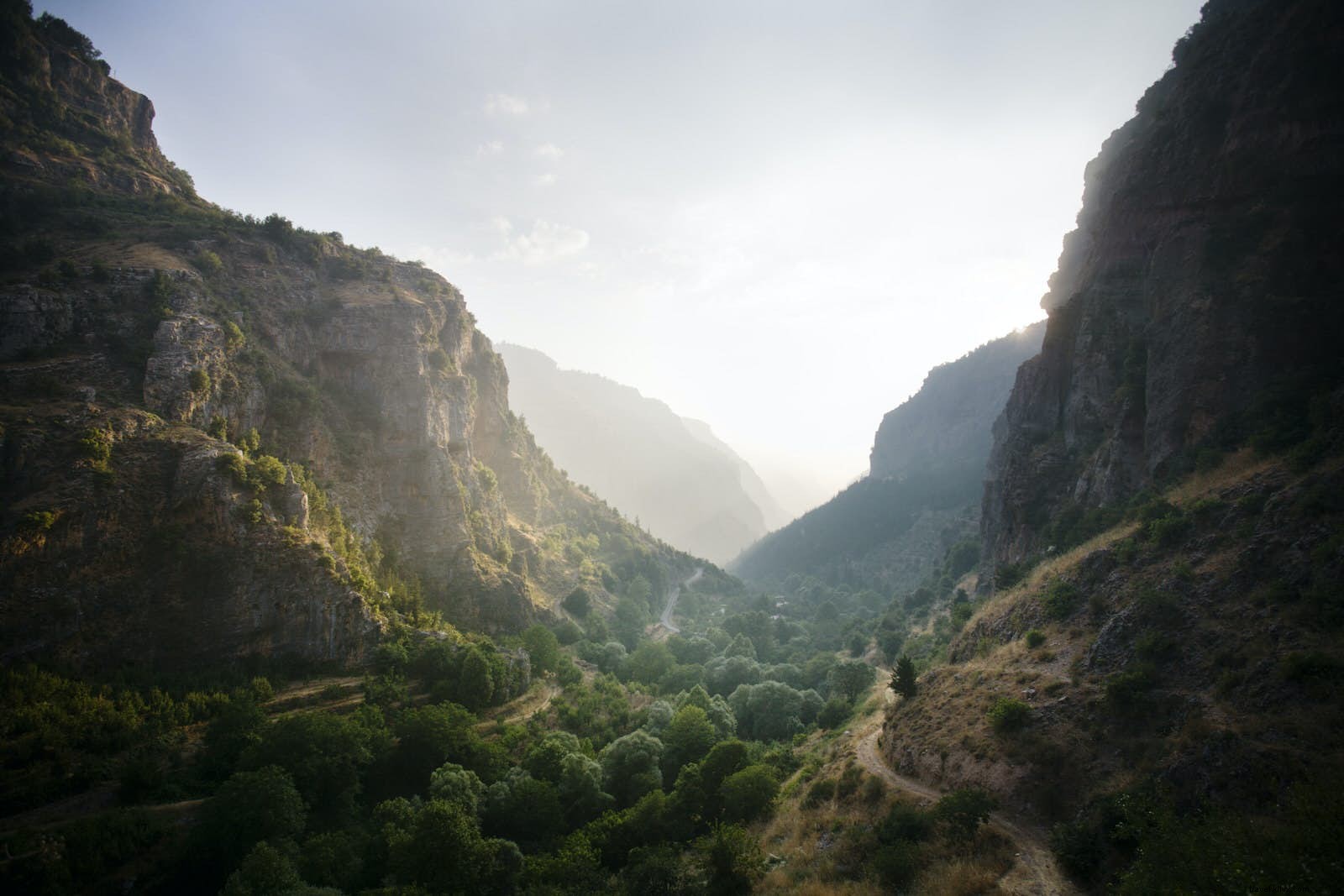 Escursionismo lungo il pittoresco sentiero di montagna del Libano da confine a confine 