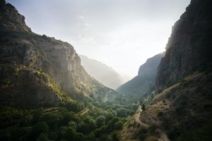Escursionismo lungo il pittoresco sentiero di montagna del Libano da confine a confine 