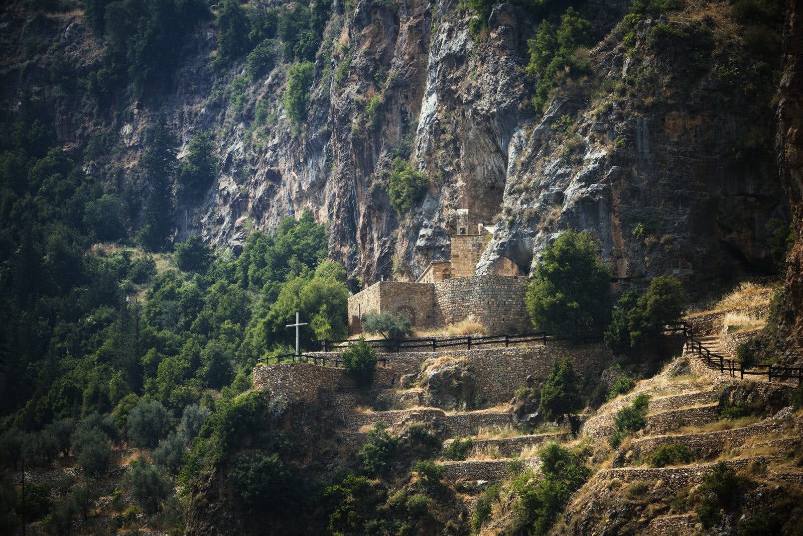 Caminata por el pintoresco sendero de montaña del Líbano de frontera a frontera 