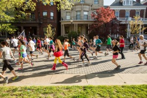 18 Acara Lari untuk Membuat Anda Tetap Aktif Musim Semi &Musim Panas Ini 