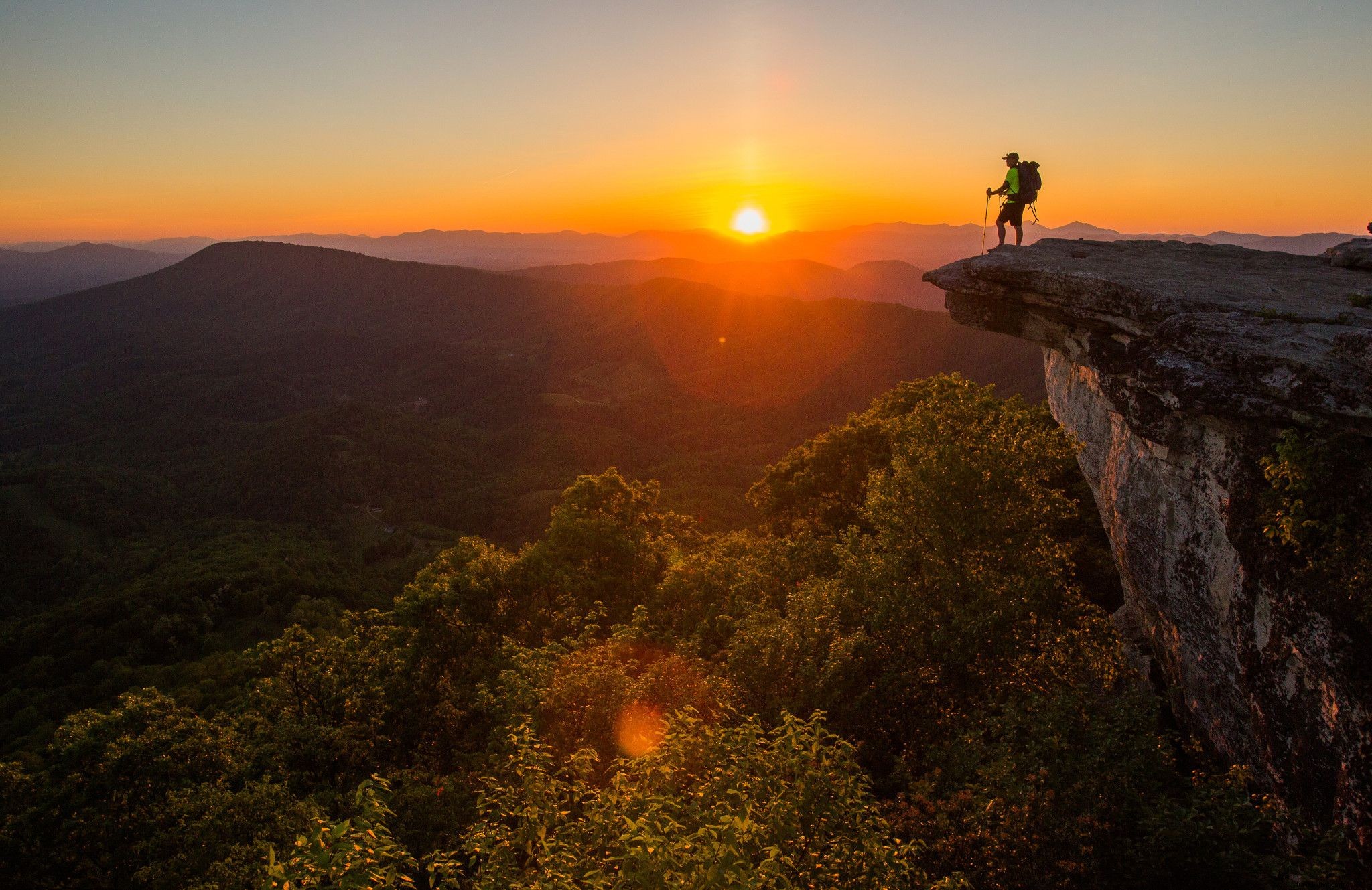 Randonnée vers un lever de soleil à couper le souffle en Virginie 