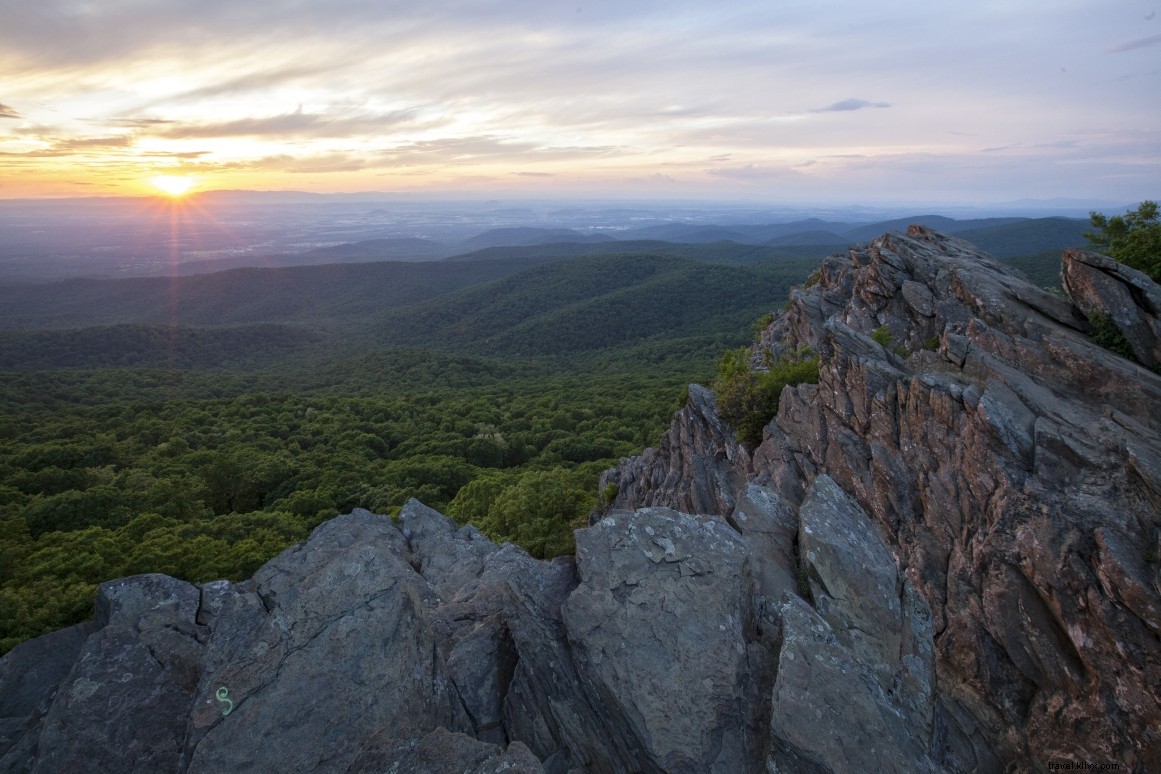 Escursionismo verso un alba mozzafiato della Virginia 