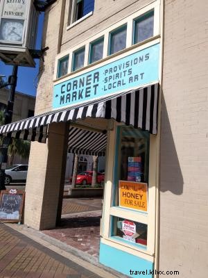 The Corner Market - ¡Productos y arte locales! 
