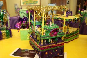 Mardi Gras Shoebox Floats - Divertida ideia de artesanato para crianças! 