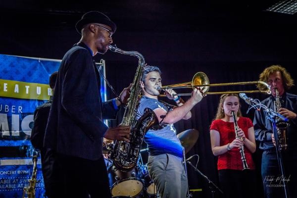Saksofon di Kota Menampilkan Mickey Smith, Jr. &Teman:Kue &Koktail 