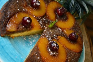 #EatSwla:Torta al revés de piña al sartén con cerezas Bing 