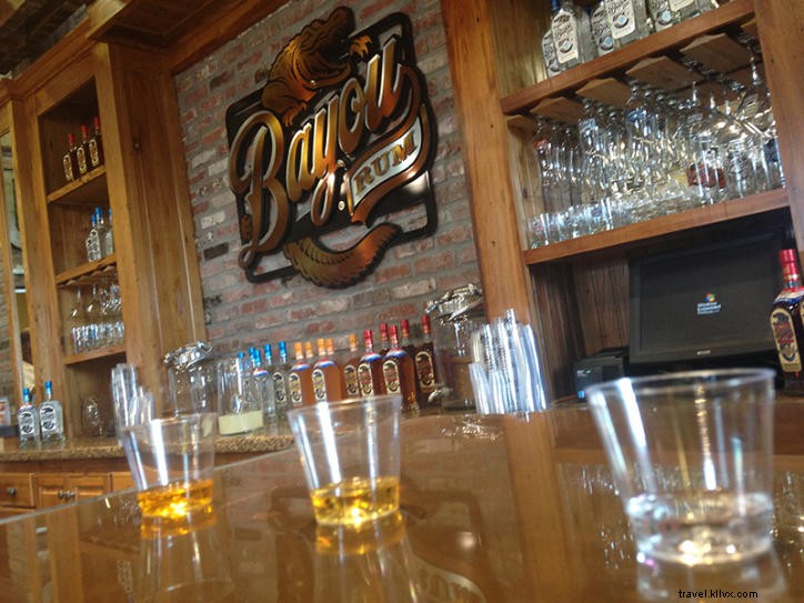 Rum é igual a diversão de verão na destilaria de destilarias de Louisiana 