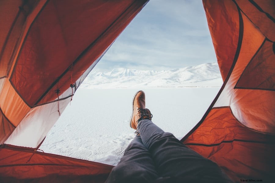 冬のキャンプの必需品と寒い天候のキャンプのヒント 