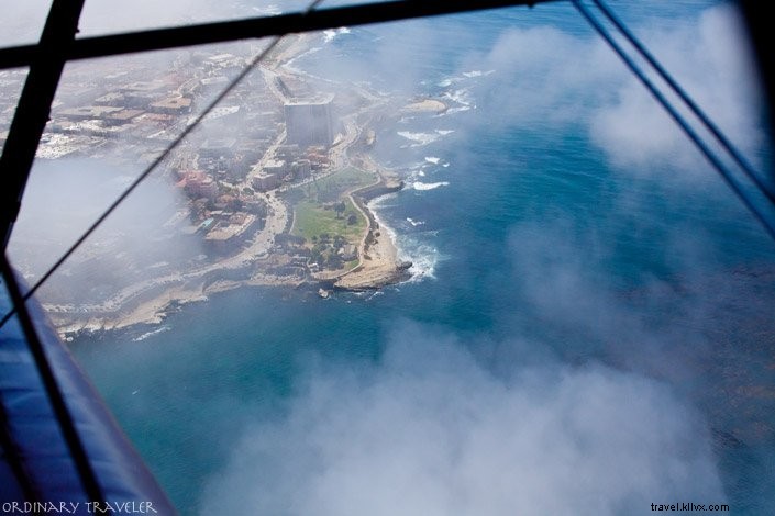 Una magica veduta aerea in alto sopra San Diego (in un biplano!)