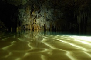 閉所恐怖症の洞窟探検ガイド：洞窟への恐怖を乗り越えるためのヒント
