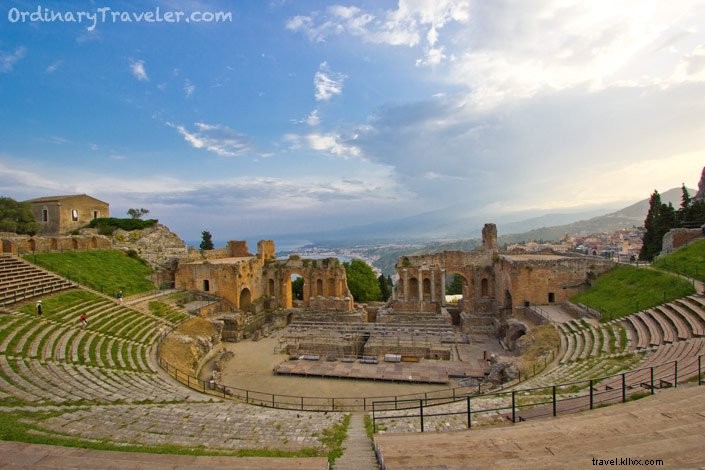 Teatro griego de Taormina al atardecer
