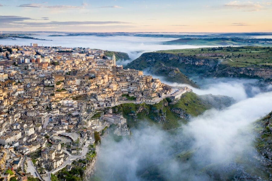 神秘的なマテーラ：イタリアの石器時代の洞窟の街
