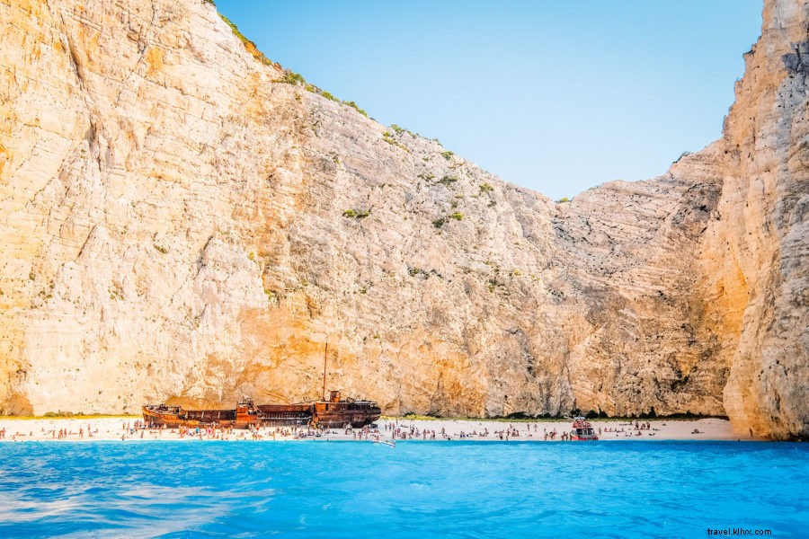 ザキントス島の有名な難破船のビーチを訪れ、 ギリシャ