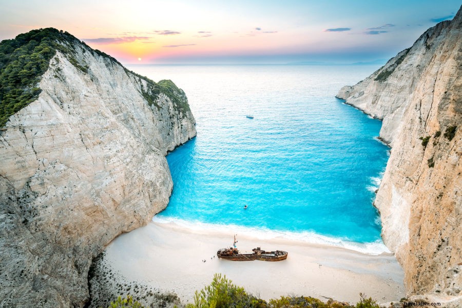 ザキントス島の有名な難破船のビーチを訪れ、 ギリシャ