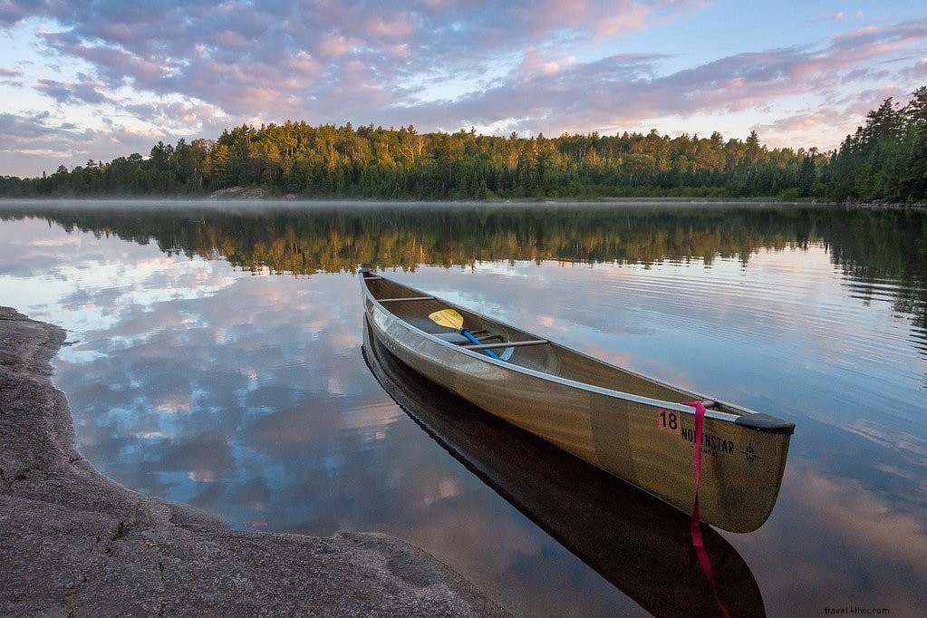 Área de canoa Boundary Waters:remando na natureza