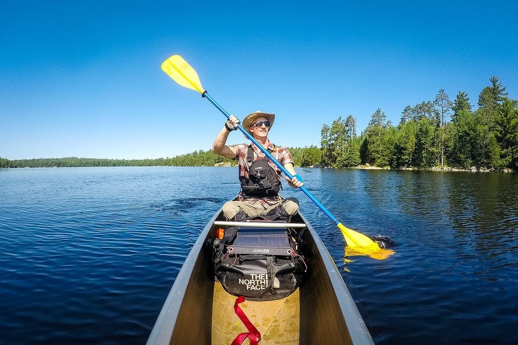 Área de canoa de Boundary Waters:remando en la naturaleza