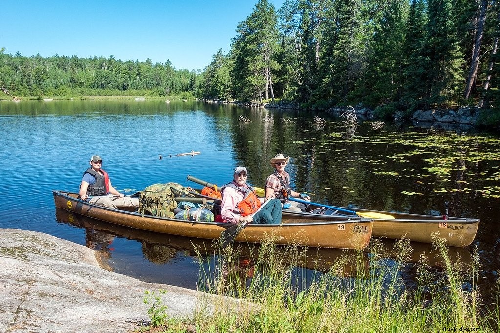 Área de canoa de Boundary Waters:remando en la naturaleza