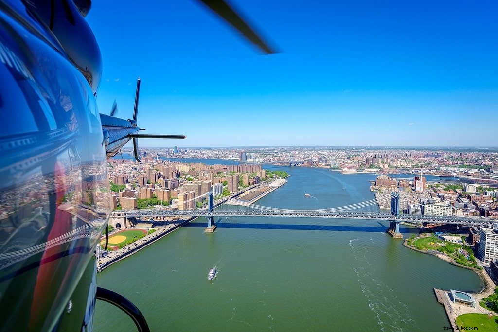 Pendurado em um helicóptero sobre Manhattan