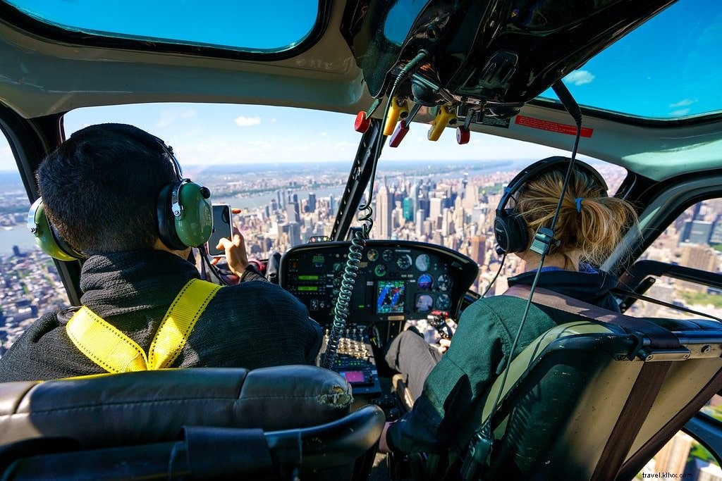 マンハッタン上空でヘリコプターからぶら下がっている